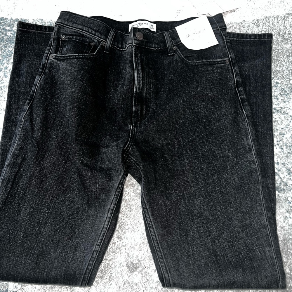 NWT High Rise Skinny Abercrombie and Fitch. Size 28. Black with vent hem